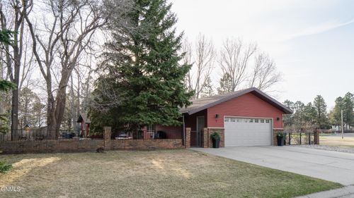 94 Country Club Dr, Bismarck, ND, 58501-9374 | Card Image