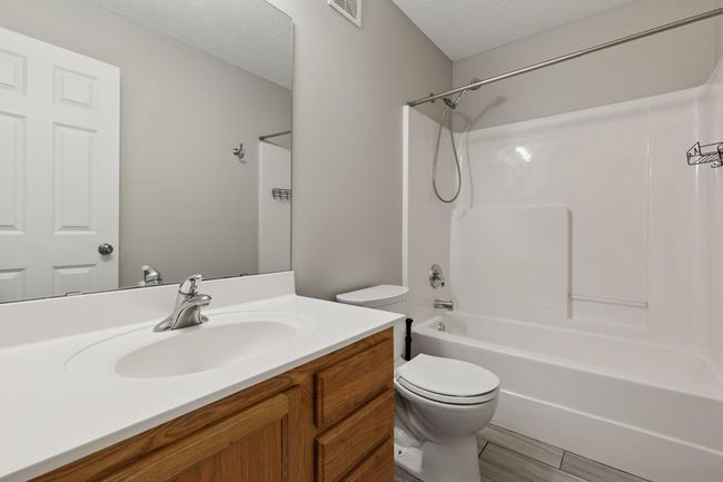 Upper level full bathroom | Image 22