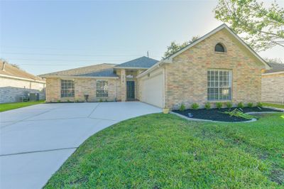 Presenting 2630 S. PEACH HOLLOW CIRCLE... A PEARLAND RESIDENCE in popular COUNTRYPLACE SUBDIVISION, a 55+ community. This classic property boasts a 2024 new Roof, and a freshly poured Driveway! | Image 1