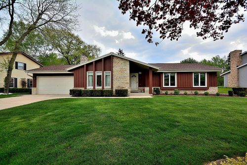 W224N2618 Ridgewood Ln, Waukesha, WI, 53186-1027 | Card Image
