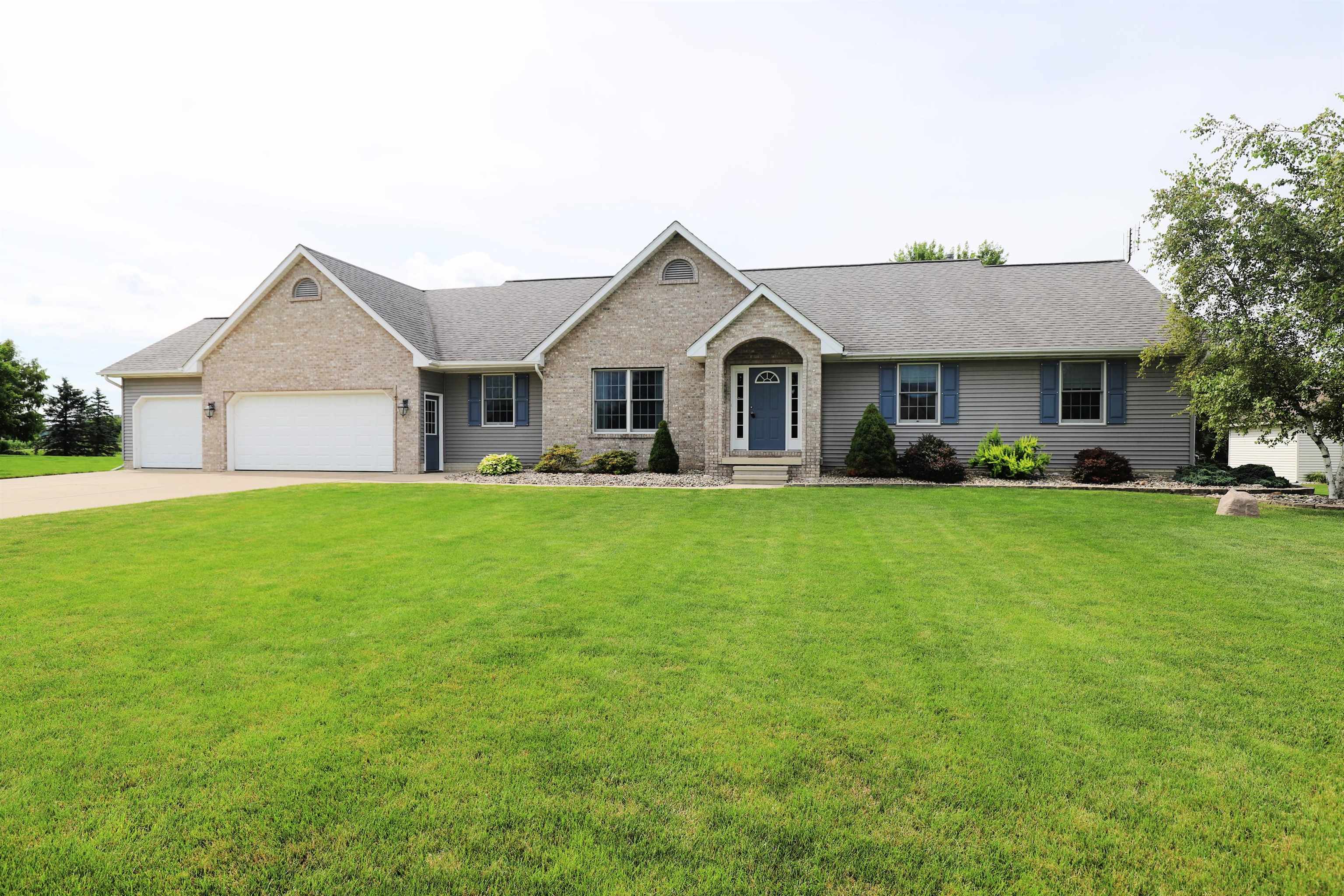 Clover Brook Dr, Owosso, MI 48867