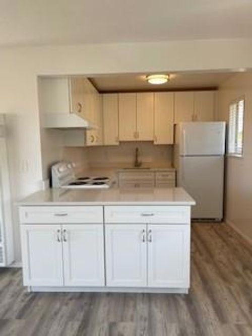 945 Rollins Rd, Burlingame, CA, 94010-2679 | Card Image