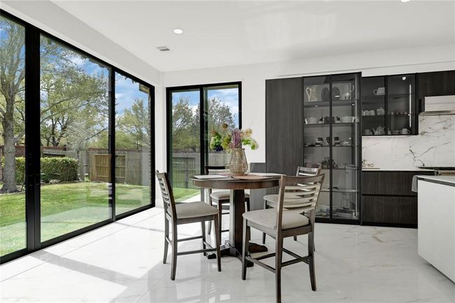 Breakfast Dining | Image 16