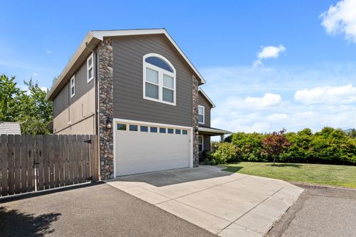 747 Spring Valley Dr, Medford, OR, 97501-1898 | Card Image