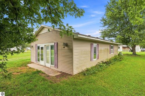 3305 N 3 1/2 Rd, Mesick, MI, 49668-9531 | Card Image