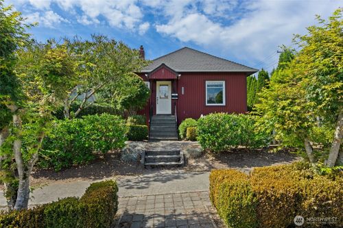 upper-7841 12th Ave Ne, Seattle, WA, 98115-4320 | Card Image