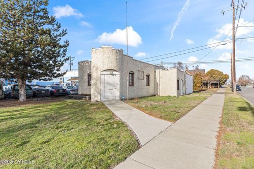 319 E Toppenish Ave, Toppenish, WA, 98948-1362 | Card Image