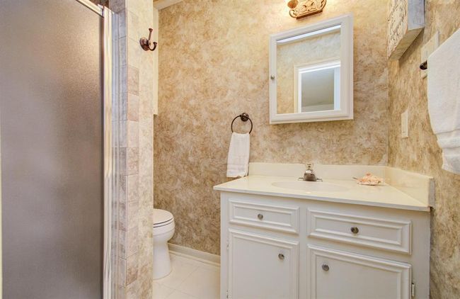 Ensuite bath with shower. So hard to find and so convenient! | Image 29