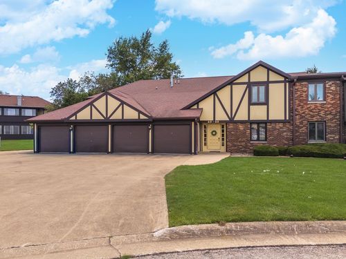 b2-30 Crystal Ct, Pontiac, IL, 61764-9714 | Card Image