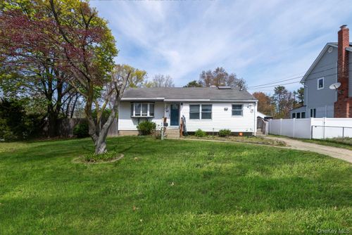 11 Heyward St, Brentwood, NY, 11717-1909 | Card Image