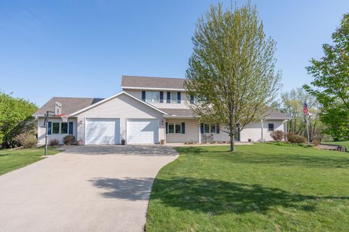 673 W River Dr, New London, MN, 56273-8519 | Card Image
