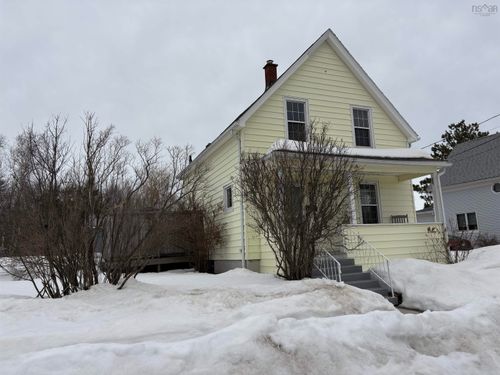 38 St Bernard St, New Glasgow, NS, B2H5J4 | Card Image