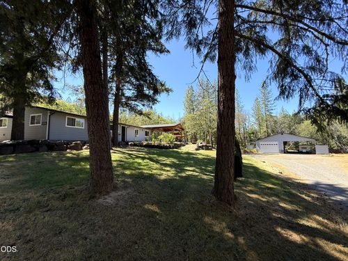 4527 E Evans Creek Rd, Rogue River, OR, 97537-5587 | Card Image