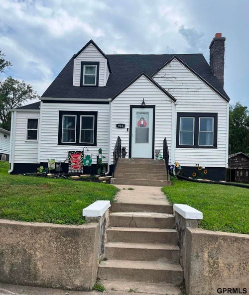 916 9th St, Fairbury, NE, 68352-2024 | Card Image