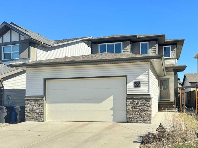 70 Moonlight Boulevard W, Home with 4 bedrooms, 3 bathrooms and 4 parking in Lethbridge AB | Image 1