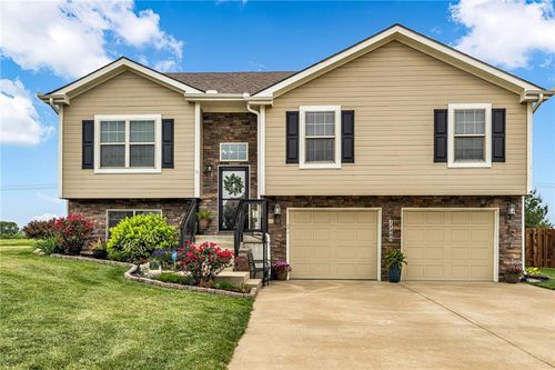 18400 Rock Ridge St N, Smithville, MO, 64089-8008 | Card Image