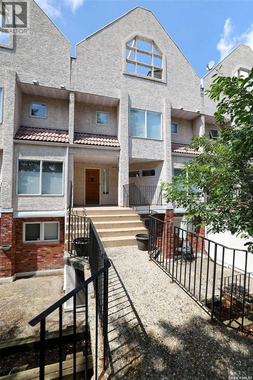 2338 Assiniboine Ave E, Regina, SK, S4V2G2 | Card Image