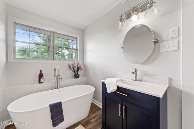 En suite bath view 2 | Image 24