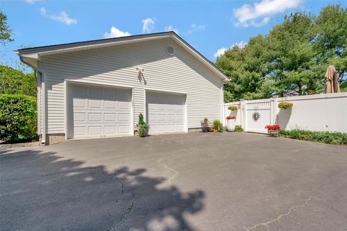6320 N Country Rd, Wading River, NY, 11792-1626 | Card Image