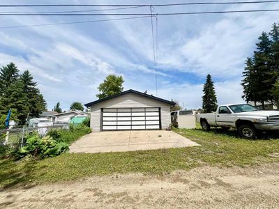 4822 47 St, House detached with 4 bedrooms, 2 bathrooms and 6 parking in Bentley AB | Image 3