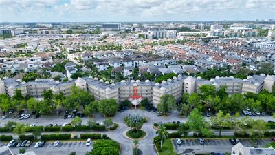 550 - 8290 Lake Dr, Condo with 2 bedrooms, 2 bathrooms and null parking in Doral FL | Image 1