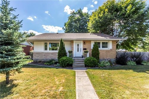 107 Ellis Cres S, Waterloo, ON, N2J2C1 | Card Image