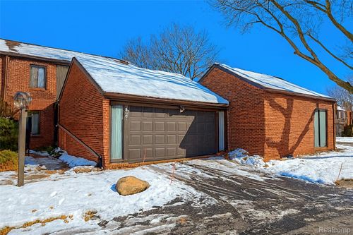 3082 Lindenwood Dr, Dearborn, MI, 48120-1312 | Card Image