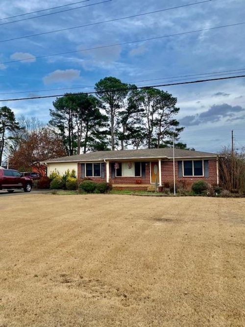 202 Tennessee River Dr, Muscle Shoals, AL, 35661-1052 | Card Image