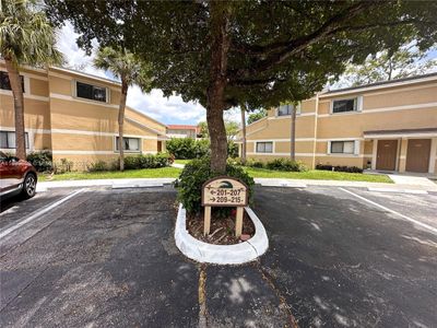 209 Palm Cir East, Townhouse with 3 bedrooms, 2 bathrooms and null parking in Pembroke Pines FL | Image 2