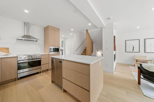 18-901 W 17th St, North Vancouver, BC, V7P1V8 | Card Image