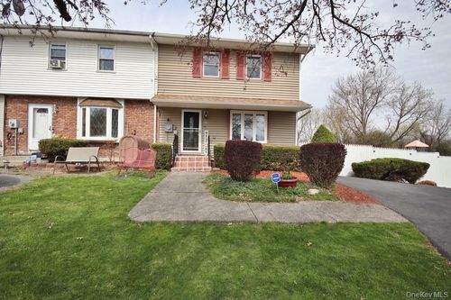35 Black Stallion Ct, Middletown, NY, 10940-2616 | Card Image