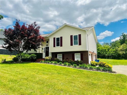 2136 Elizabeth Dr, Mount Airy, NC, 27030-2417 | Card Image