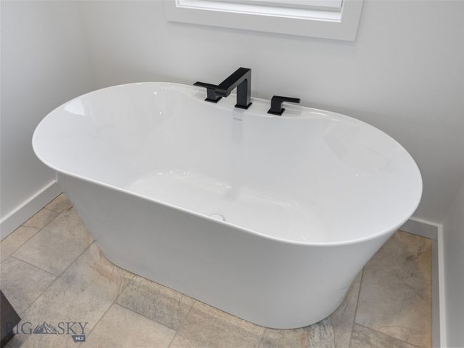 Primary Bathroom Soaker Tub | Image 16