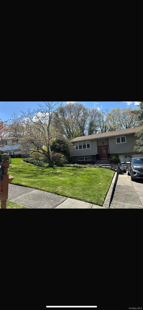 18 Greenwich Rd, Smithtown, NY, 11787-2400 | Card Image