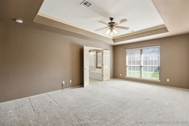 Large primary bedroom | Image 11
