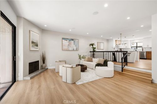 125-5711 Owensmouth, Woodland Hills, CA, 91367 | Card Image
