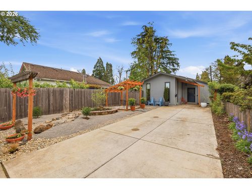 655 G St, Springfield, OR, 97477-4048 | Card Image