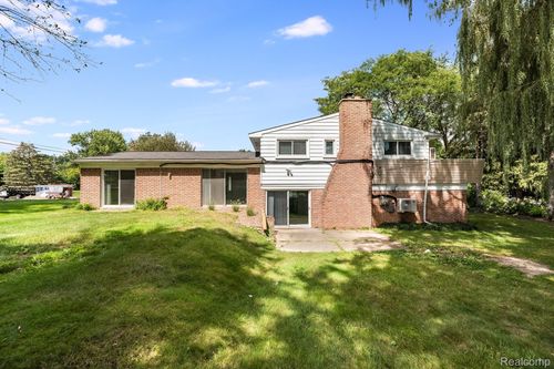 2862 Rossmoor Cir, Bloomfield Hills, MI, 48302-1052 | Card Image