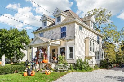 View of front facade with covered porch | Image 2