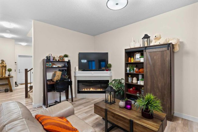 7534 Creighton Place Sw, Home with 3 bedrooms, 2 bathrooms and 4 parking in Edmonton AB | Image 4