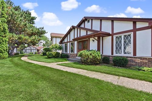 5297 Somerset Lane S, Greenfield, WI, 53221 | Card Image