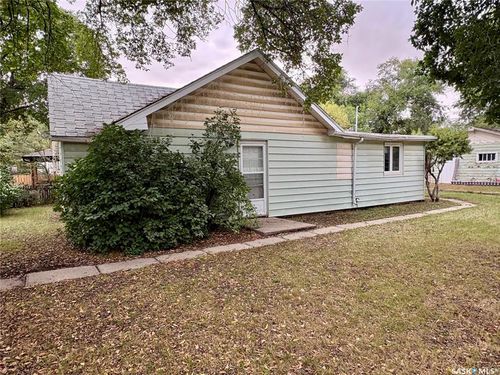 1006 Coteau Street W, House with 3 bedrooms, 1 bathrooms and 3 parking in Moose Jaw SK | Card Image