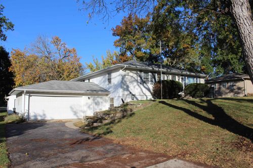 330 N Francis St, Cedar Falls, IA, 50613-2136 | Card Image