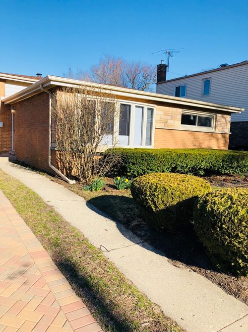 9529 Kenneth Ave, Skokie, IL, 60076-1311 | Card Image