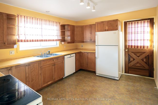 77 Kyle Dr, House other with 4 bedrooms, 3 bathrooms and 3 parking in South Dundas ON | Image 4