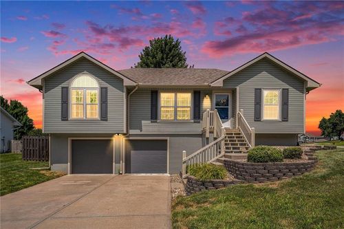 806 Sunflower St, Smithville, MO, 64089-9095 | Card Image
