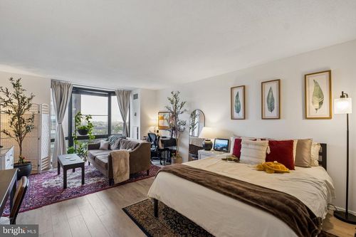 12f-2020 Walnut St, PHILADELPHIA, PA, 19103-5829 | Card Image