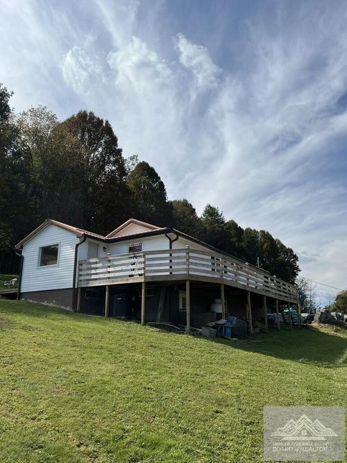 207 Barbour St, Bluefield, VA, 24605-8609 | Card Image