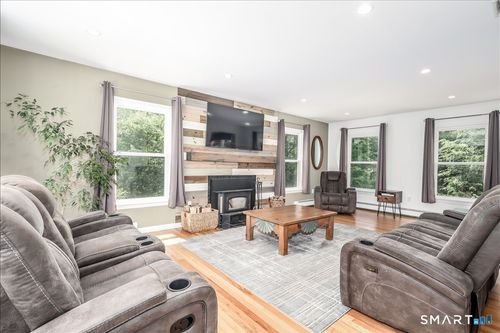 8 White Pine Dr, Brookfield, CT, 06804-3452 | Card Image