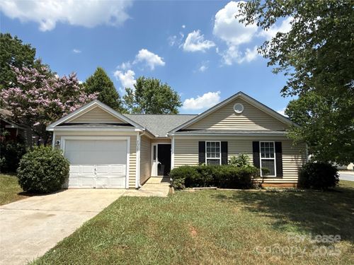 7037 Breeders Cup Cir, Charlotte, NC, 28215-6506 | Card Image